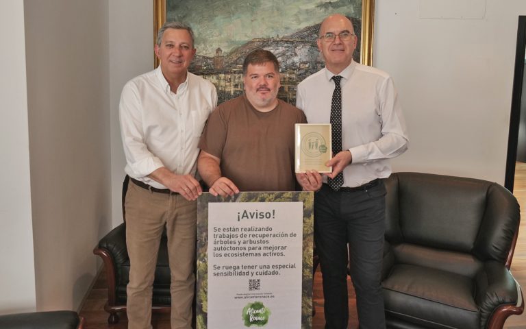 El Vice Alcalde y Concejal de Medio Ambiente Manuel Villar recibe el Certificado de Renaturalización Ecológica Alicante Renace 2024
