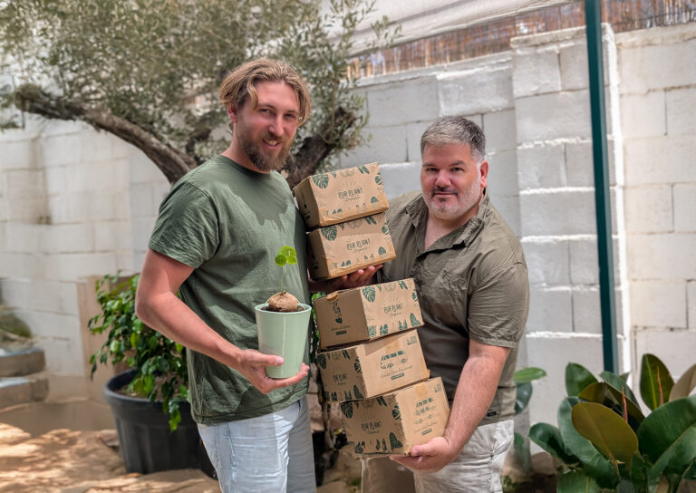 Alicante Renace visita las instalaciones de Pur Plant para conocer los regalos del XII Concurso Fotográfico