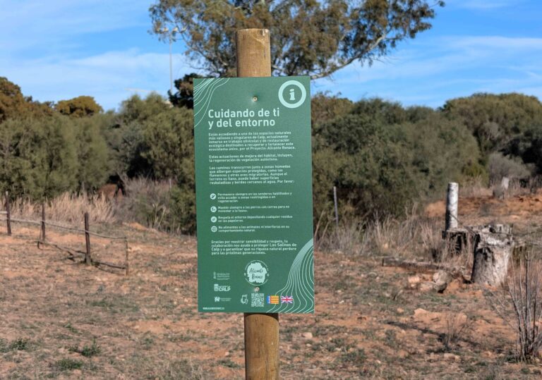 Alicante Renace instala nueva cartelería de concienciación en Las Salinas de Calp