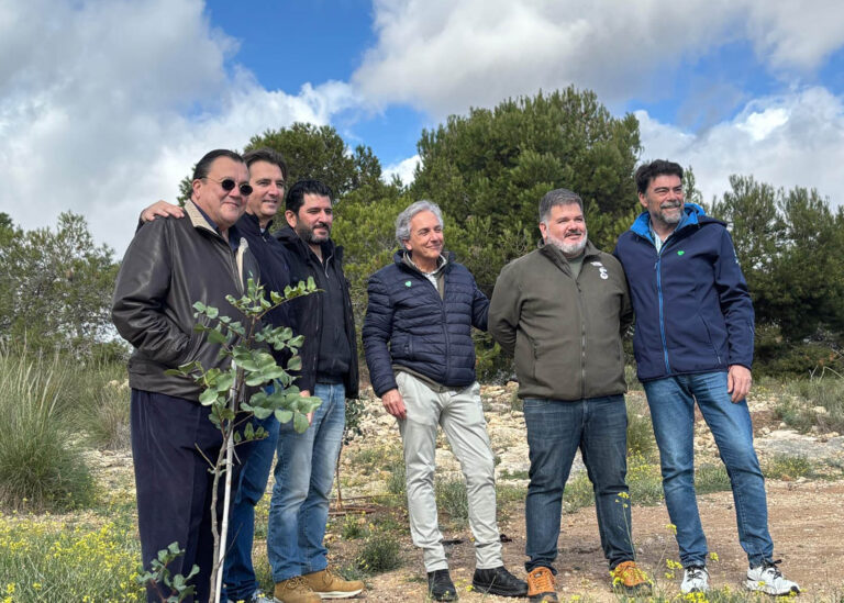 Vectalia se suma a Alicante Renace con una restauración ecológica en el Monte Orgegia junto a vecinos y autoridades locales