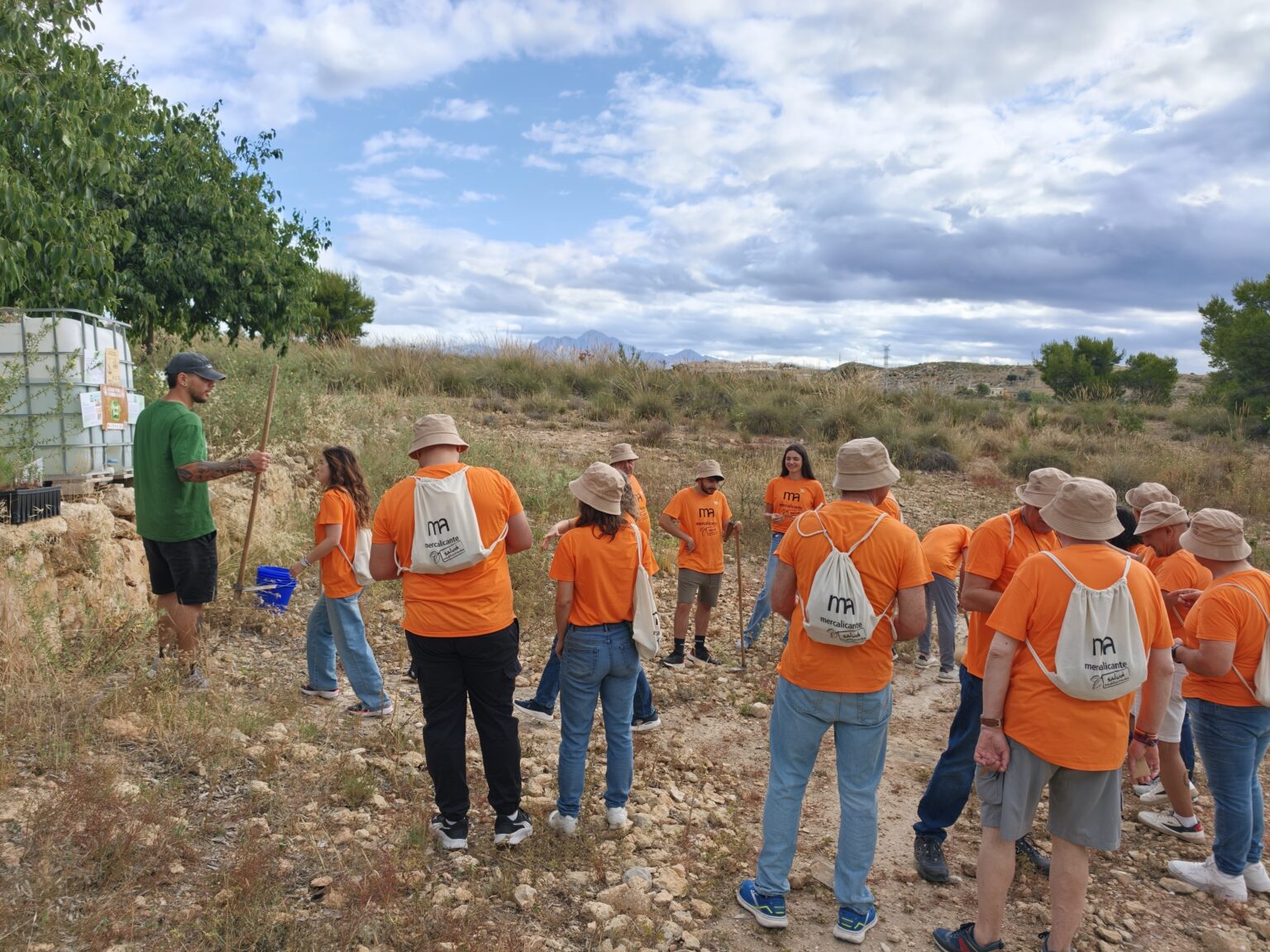 Grupo participante en una jornada de restauración ecológica de Alicante Renace.
