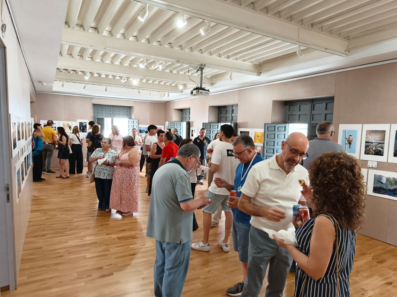 Participantes en una actividad divulgativa de Alicante Renace.